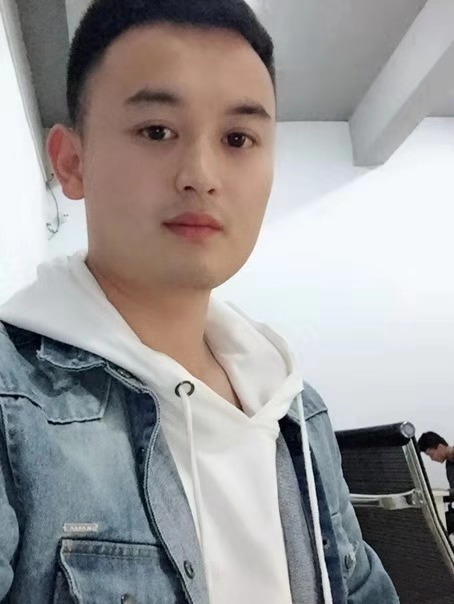 杨霖：毕业于淮北师范大学，中国美术学院教师研修班结业，九年高考一线教学经验，教学思路清听明确，幽默风趣的教学风格深受学生喜爱，多年来为全国重点高校输送了大批优秀人才